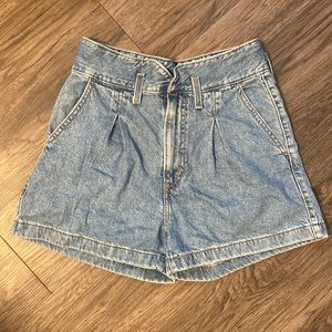 Levis highwaisted vintage shorts size 27